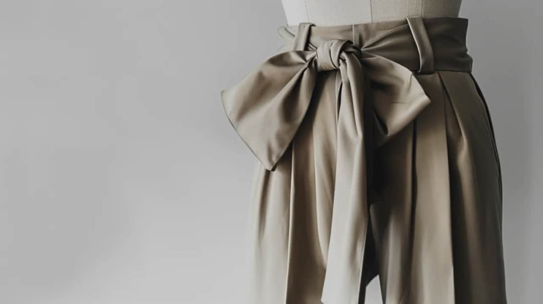 Spodnie wiązane w pasie: modny trik na sylwetkę czy niepraktyczne?