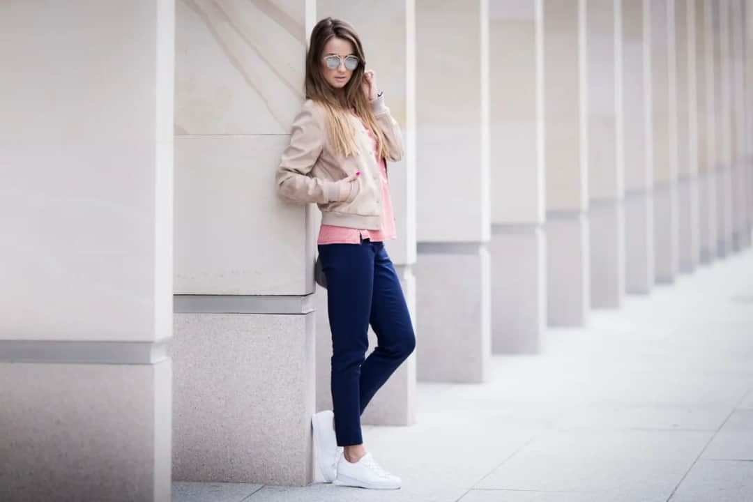 Eleganckie granatowe spodnie: jak je nosić i do pracy, i na wyjście?