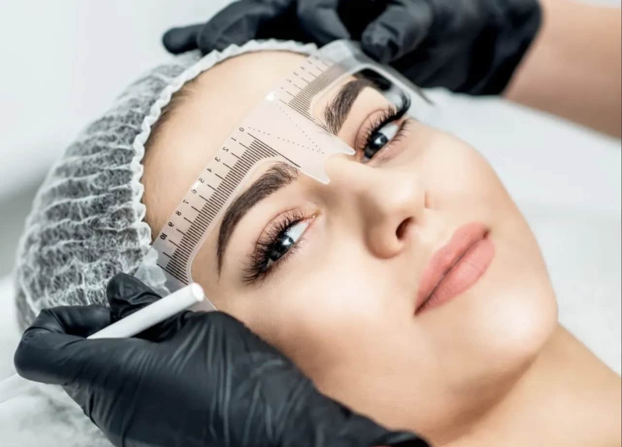 Akcesoria do makijażu permanentnego – niezbędnik profesjonalisty