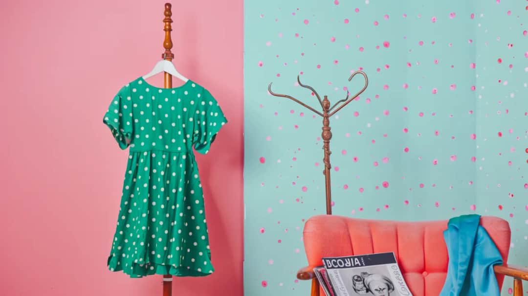 Dlaczego sukienka zielona w groszki wróciła do łask? Historia mody