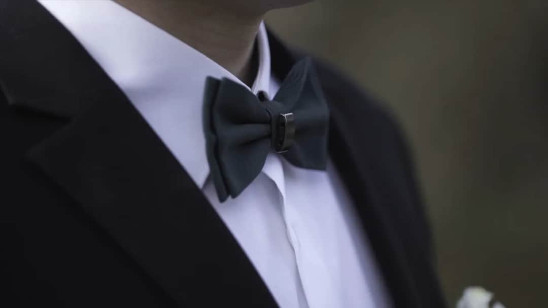 Biała koszula z kołnierzykiem: to must-have czy przereklamowana?