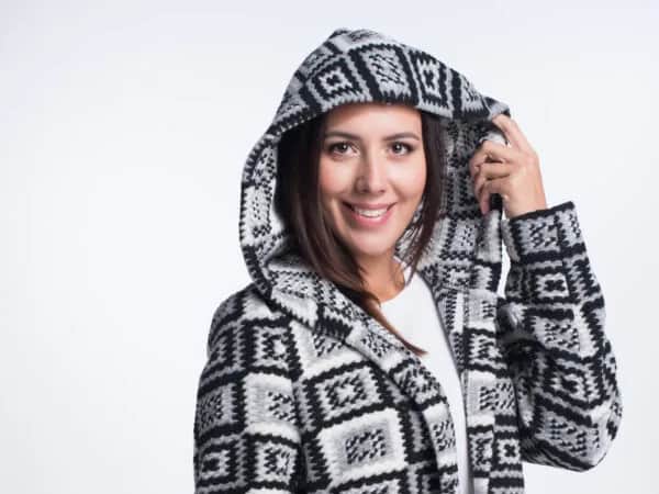 Kardigan długi z kapturem: ciepło i styl w jednym!