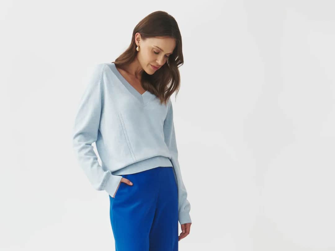 Kobaltowe spodnie: jak kolor może odmienić Twoją garderobę?