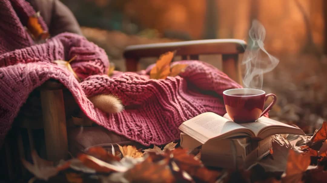 Malinowy sweter: Jak nosić intensywne kolory jesienią bez przesady?