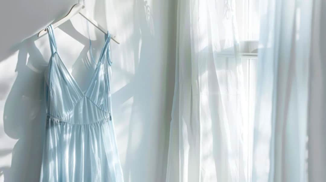 Dlaczego luźna sukienka na ramiączkach to must have tego sezonu?