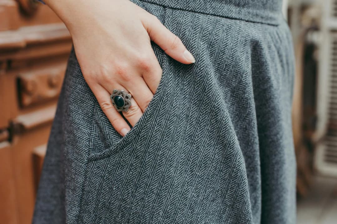 Spodnie woskowane z guzikami: klasyka w nowoczesnym wydaniu