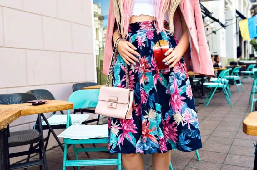 Czarna spódnica w kwiaty: jak ją stylizować na 5 różnych okazji?