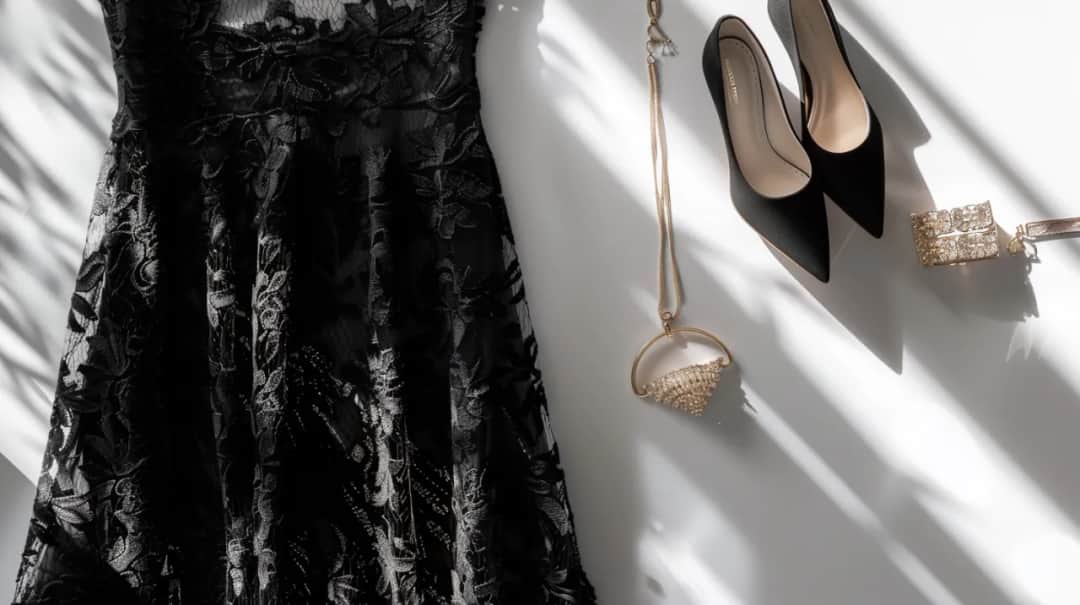 Czarna sukienka ażurowa: zmysłowość w detalach. Jak ją wydobyć?