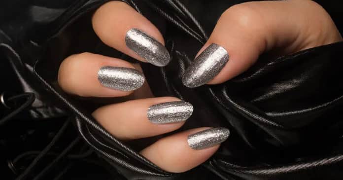 Paznokcie ze srebrnym akcentem: subtelny błysk czy wyrazisty akcent?