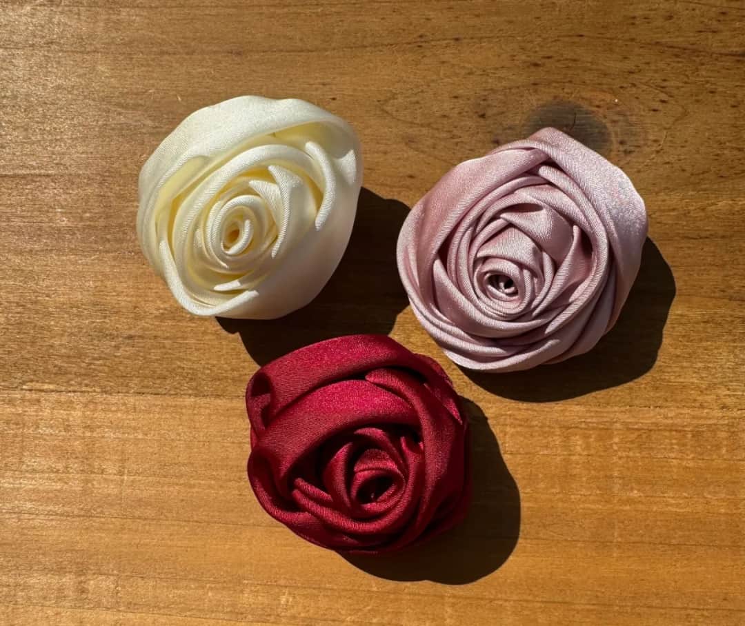 Broszka kwiat z materiału: Niebanalna ozdoba do 60 zł. Gdzie kupić?