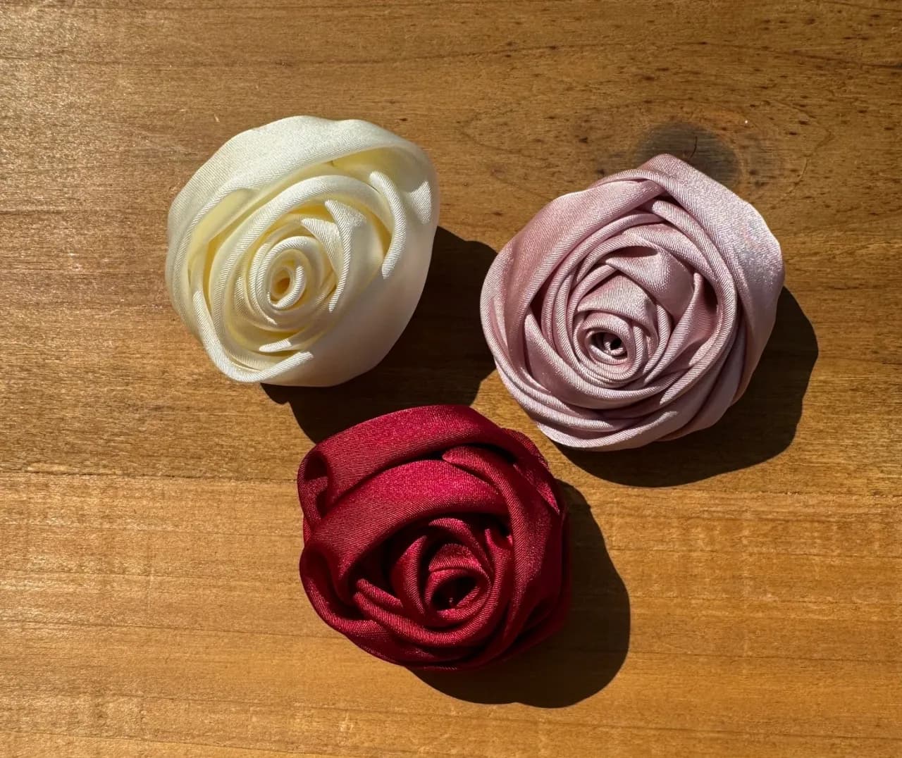 Broszka kwiat z materiału: Niebanalna ozdoba do 60 zł. Gdzie kupić?