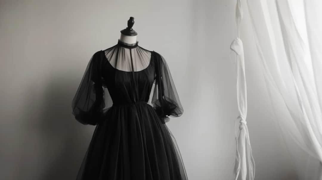 Czarna sukienka z tiulowymi rękawami: wyjątkowa magia kontrastu?