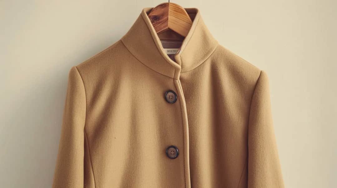 Krótki płaszcz damski ze stójką: elegancja na co dzień i od święta