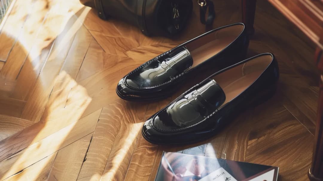 Czarne mokasyny lakierowane: Jak nosić je z klasą? Poznajemy triki